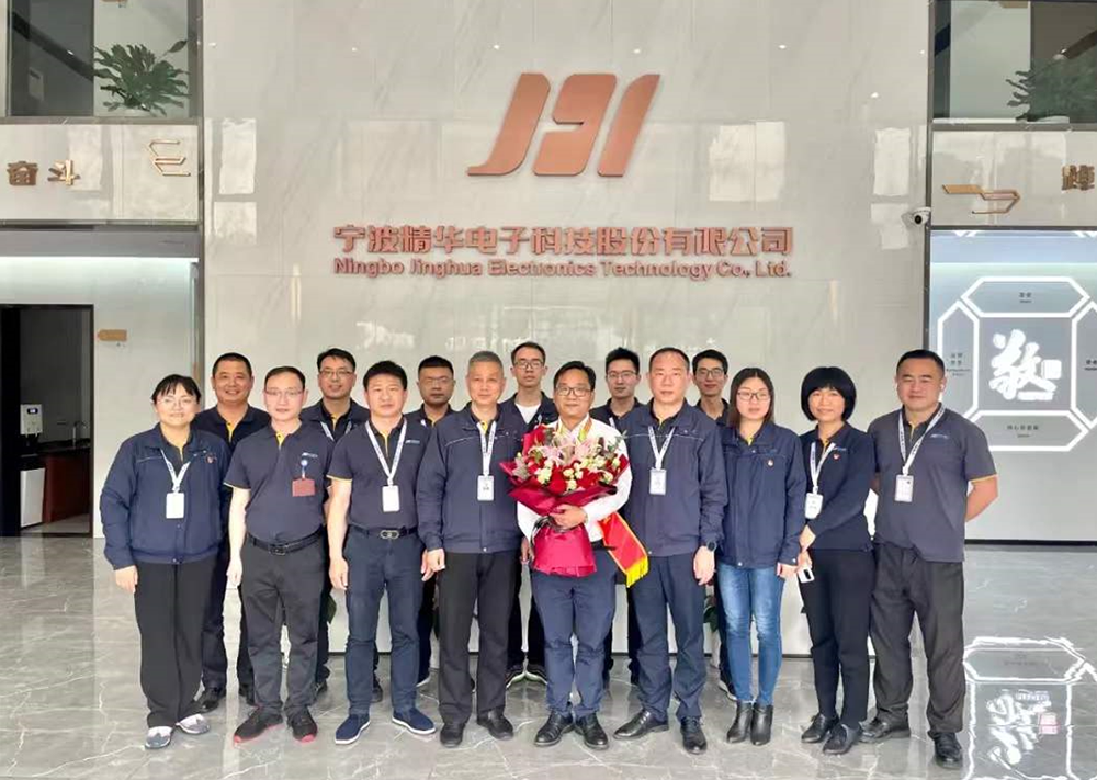 熱烈祝賀董事長(cháng)康晴榮獲“鄞州區勞動模範”稱号(圖4) 熱烈祝賀董事長(cháng)康晴榮獲“鄞州區勞動模範”稱号(圖4)