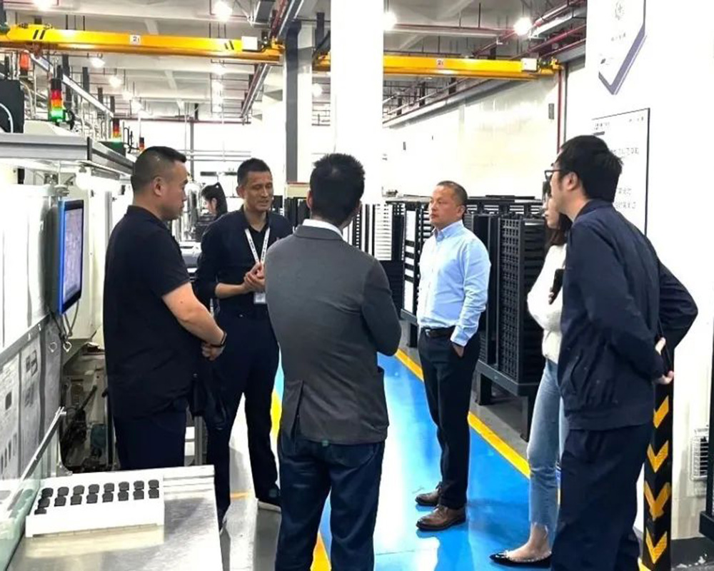 馬瑞利車燈一(yī)行莅臨我司參觀交流(圖2) 馬瑞利車燈一(yī)行莅臨我司參觀交流(圖2)