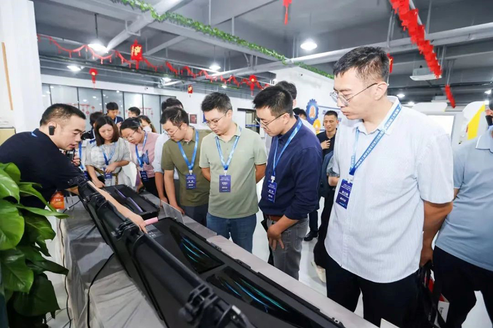 中國(guó)汽車工程學(xué)會汽車燈光分會氛圍燈團體标準工作組第二次會議在甯波圓滿召開(圖6) 中國(guó)汽車工程學(xué)會汽車燈光分會氛圍燈團體标準工作組第二次會議在甯波圓滿召開(圖6)