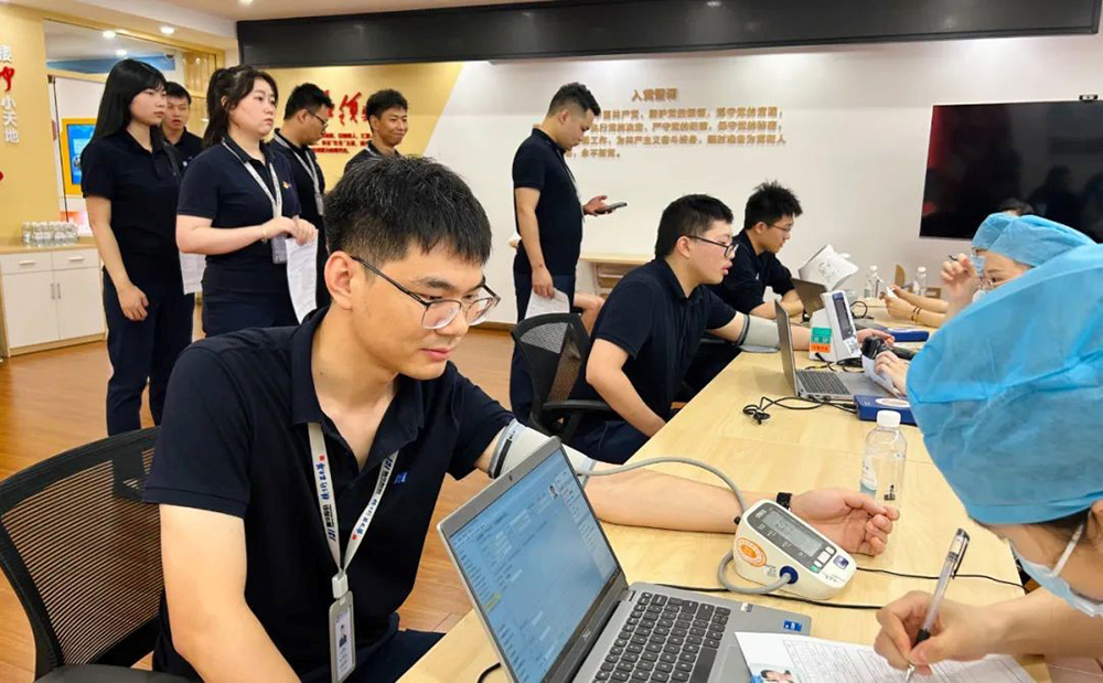 精華股份黨支部組織開展“不忘初心跟黨走 無償獻血慶七一(yī)”主題黨日活動(圖2) 精華股份黨支部組織開展“不忘初心跟黨走 無償獻血慶七一(yī)”主題黨日活動(圖2)