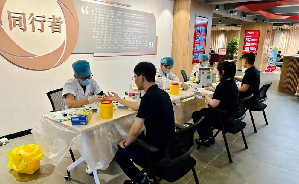 精華股份黨支部組織開展“不忘初心跟黨走 無償獻血慶七一(yī)”主題黨日活動(圖3) 精華股份黨支部組織開展“不忘初心跟黨走 無償獻血慶七一(yī)”主題黨日活動(圖3)