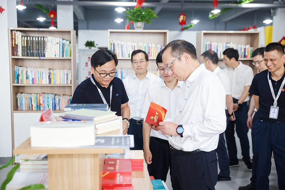 鄞州區委書記沈敏莅臨我司開展調研(圖3) 鄞州區委書記沈敏莅臨我司開展調研(圖3)